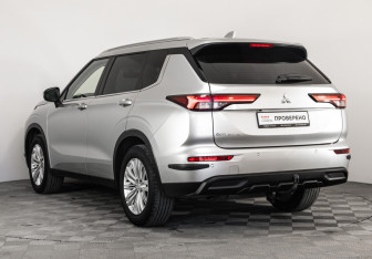 Подержанный автомобиль Mitsubishi Outlander 2022 года (9 фото)