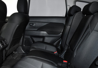 Подержанный автомобиль Mitsubishi Outlander 2022 года (12 фото)