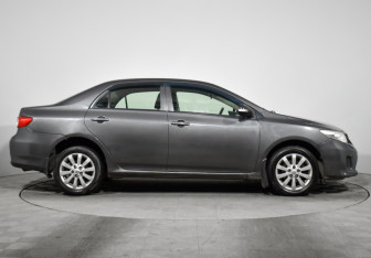 Подержанный автомобиль Toyota Corolla Sedan 2010 года (4 фото)