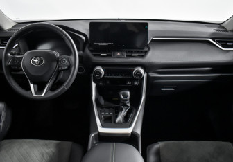 Подержанный автомобиль Toyota RAV4 2024 года (15 фото)