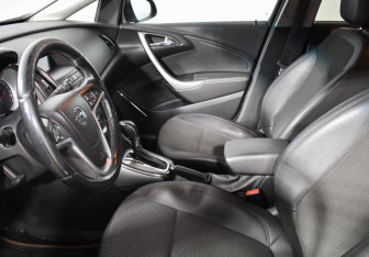 Подержанный автомобиль Opel Astra Wagon 2012 года (10 фото)