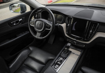 Подержанный автомобиль Volvo XC60 2020 года (10 фото)