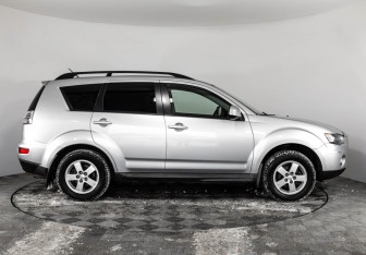 Подержанный автомобиль Mitsubishi Outlander 2011 года (4 фото)