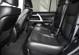 Подержанный автомобиль Toyota Land Cruiser Suv 2015 года (13 фото)