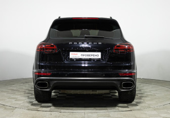 Подержанный автомобиль Porsche Cayenne 2015 года (6 фото)