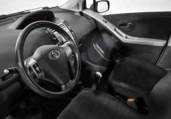 Подержанный автомобиль Toyota Yaris Hatchback 2006 года (9 фото)