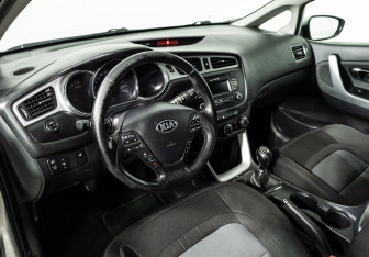 Подержанный автомобиль Kia Ceed Hatchback 2012 года (11 фото)