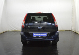 Подержанный автомобиль Ford Fusion 2006 года (6 фото)