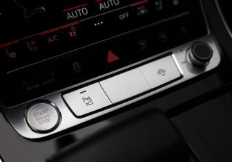 Подержанный автомобиль Audi Q8 2019 года (18 фото)