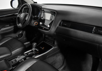 Подержанный автомобиль Mitsubishi Outlander 2020 года (13 фото)