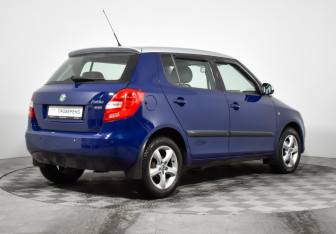 Подержанный автомобиль Skoda Fabia Hatchback 2011 года (5 фото)