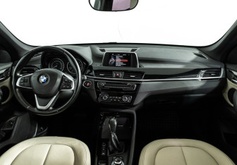 Подержанный автомобиль BMW X1 2015 года (13 фото)