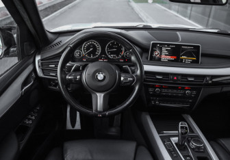 Подержанный автомобиль BMW X5 2016 года (15 фото)
