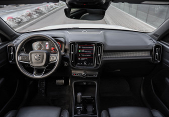 Подержанный автомобиль Volvo XC40 2021 года (10 фото)