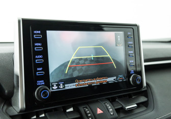 Подержанный автомобиль Toyota RAV4 2021 года (15 фото)