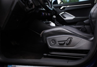 Подержанный автомобиль Audi Q3 2021 года (26 фото)
