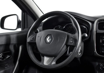 Подержанный автомобиль Renault Sandero 2015 года (15 фото)
