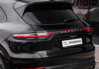 Подержанный автомобиль Porsche Cayenne 2021 года (12 фото)