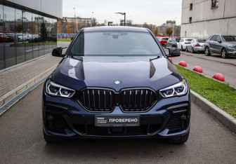 Подержанный автомобиль BMW X6 2021 года (2 фото)