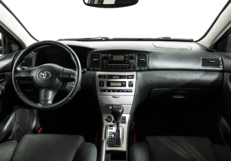 Подержанный автомобиль Toyota Corolla Hatchback 2006 года (13 фото)