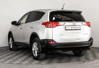 Подержанный автомобиль Toyota RAV4 2014 года (7 фото)