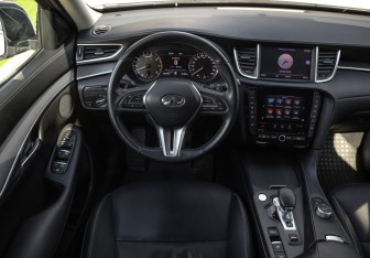 Подержанный автомобиль Infiniti QX50 2018 года (12 фото)