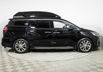 Подержанный автомобиль Kia Carnival 2020 года (4 фото)