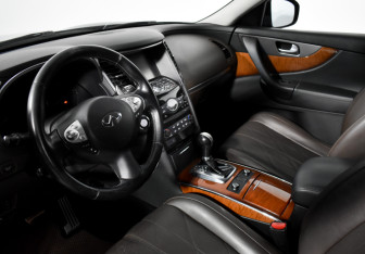 Подержанный автомобиль Infiniti QX70 2014 года (9 фото)