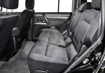 Подержанный автомобиль Mitsubishi Pajero 2013 года (10 фото)