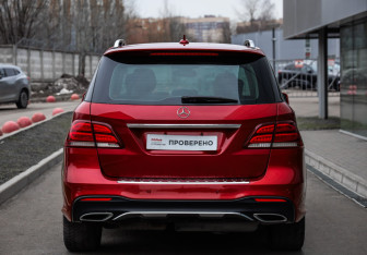Подержанный автомобиль Mercedes-Benz GLE 2016 года (8 фото)