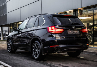 Подержанный автомобиль BMW X5 2015 года (7 фото)