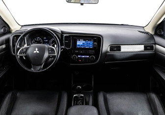Подержанный автомобиль Mitsubishi Outlander 2013 года (10 фото)