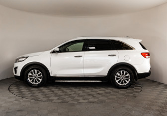 Подержанный автомобиль Kia Sorento 2017 года (8 фото)