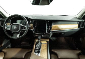 Подержанный автомобиль Volvo S90 2017 года (13 фото)