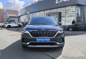 Подержанный автомобиль Kia Carnival 2021 года (2 фото)