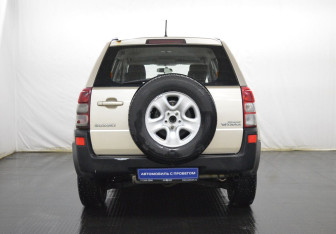 Подержанный автомобиль Suzuki Grand Vitara 2008 года (6 фото)