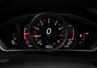 Подержанный автомобиль Volvo V40 Cross Country 2016 года (19 фото)