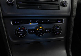 Подержанный автомобиль Volkswagen Golf Hatchback 2013 года (12 фото)