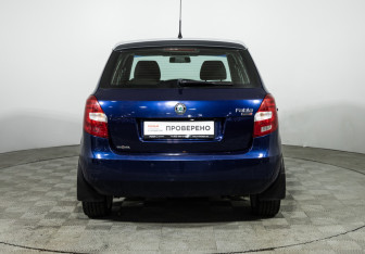 Подержанный автомобиль Skoda Fabia Hatchback 2010 года (6 фото)