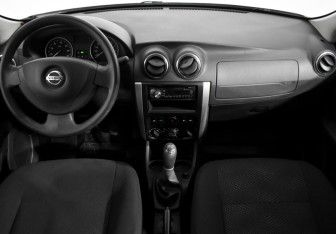 Подержанный автомобиль Nissan Almera Sedan 2013 года (14 фото)