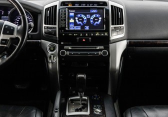 Подержанный автомобиль Toyota Land Cruiser Suv 2012 года (13 фото)