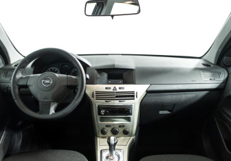 Подержанный автомобиль Opel Astra Hatchback 2007 года (13 фото)