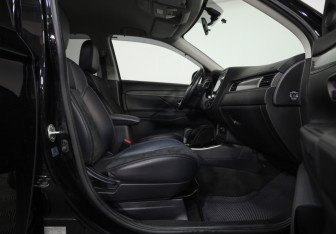 Подержанный автомобиль Mitsubishi Outlander 2022 года (25 фото)