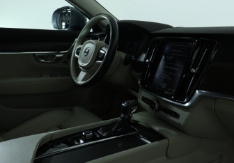 Подержанный автомобиль Volvo V90 Cross Country 2017 года (16 фото)