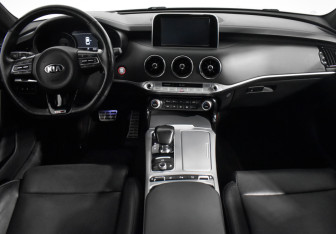 Подержанный автомобиль Kia Stinger 2018 года (15 фото)