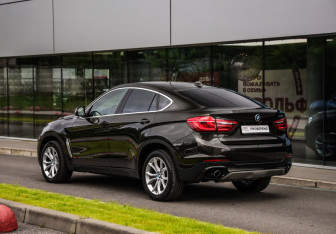 Подержанный автомобиль BMW X6 2015 года (8 фото)
