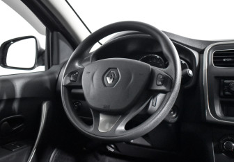 Подержанный автомобиль Renault Sandero 2018 года (15 фото)