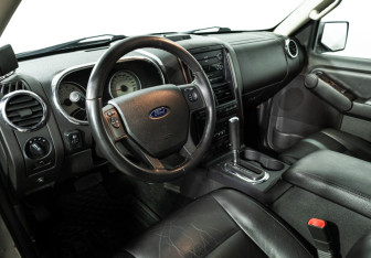 Подержанный автомобиль Ford Explorer 2008 года (11 фото)