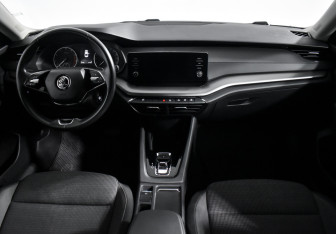 Подержанный автомобиль Skoda Octavia Liftback 2020 года (14 фото)