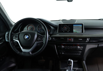 Подержанный автомобиль BMW X5 2015 года (12 фото)
